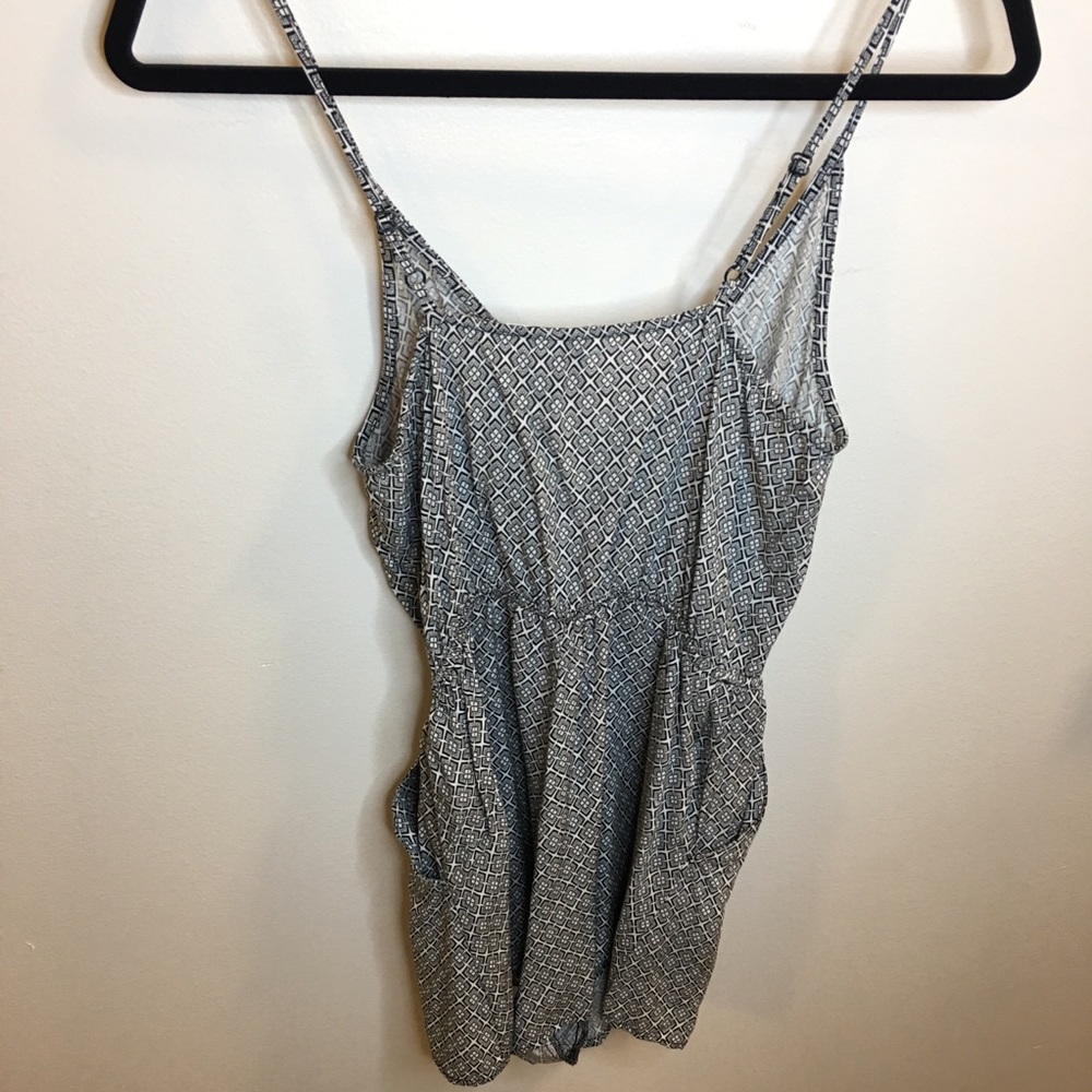 Cute patterned romper - Picture 3 of 3